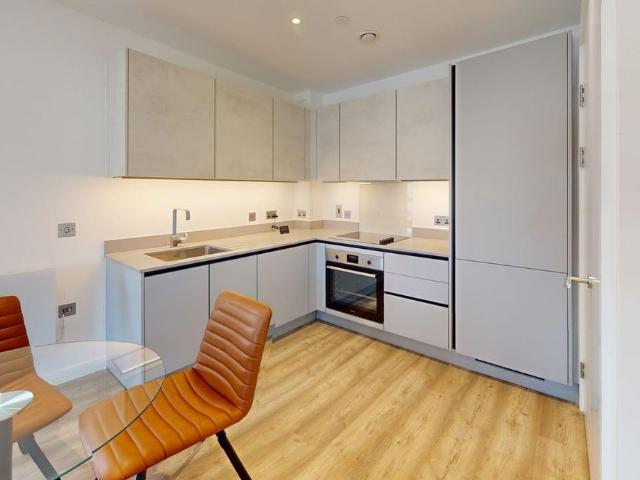 Herschel Street, Slough SL1, 2 bed flat to rent, £1,825 pcm | PrimeLocation
