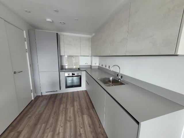 Herschel Street, Slough SL1, 2 bed flat to rent, £1,865 pcm | PrimeLocation