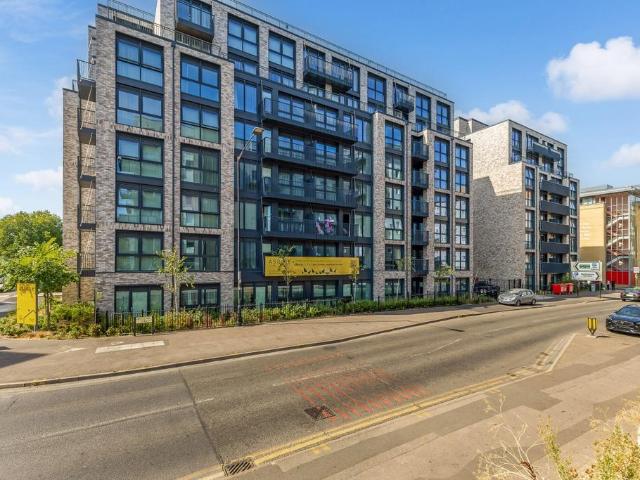 Herschel Street Slough SL1 2 bed flat to rent £1,885 pcm £435 pw