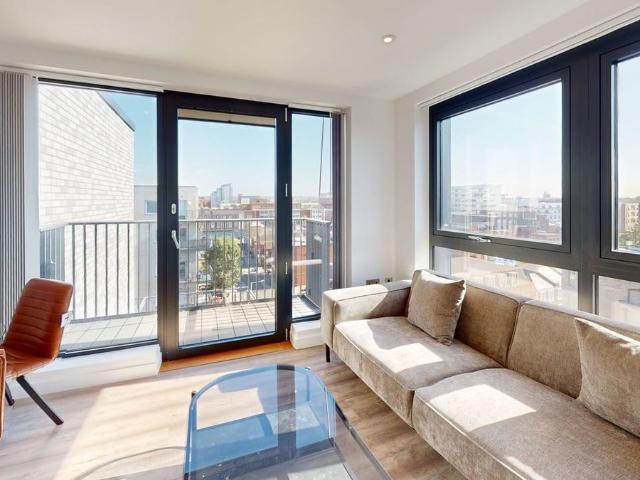 Herschel Street, Slough SL1, 2 bed flat to rent, £1,895 pcm | PrimeLocation
