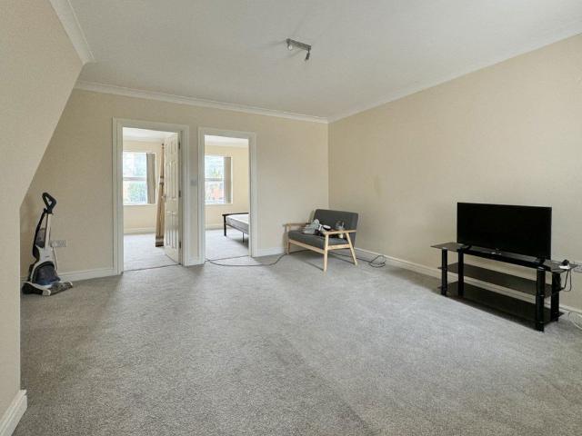 Herschel Street, Slough SL1, 3 bed flat to rent, £1,600 pcm | PrimeLocation