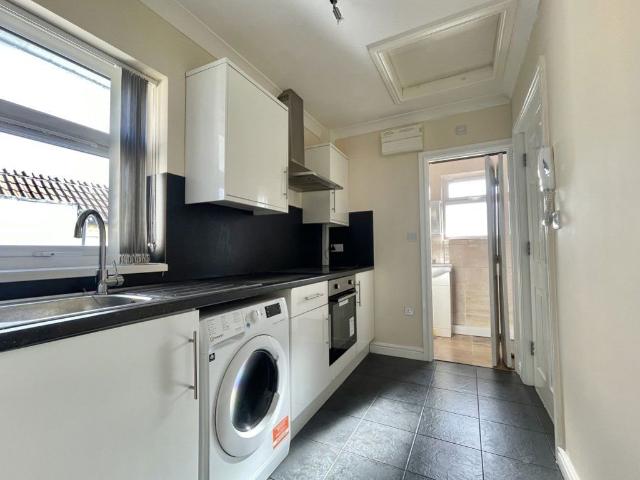 Herschel Street, Slough SL1, 3 bed flat to rent, £1,750 pcm | PrimeLocation