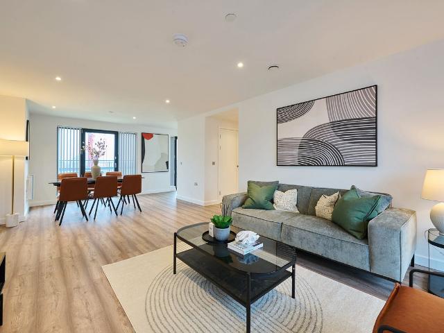 Herschel Street, Slough SL1, 3 bed flat to rent, £2,650 pcm | PrimeLocation