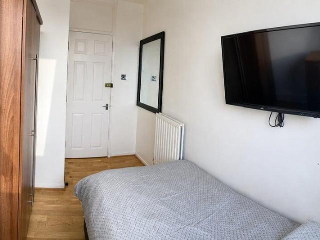 Hersham Close, London SW15 1 bed in a house share to rent £650 pcm £150 pw