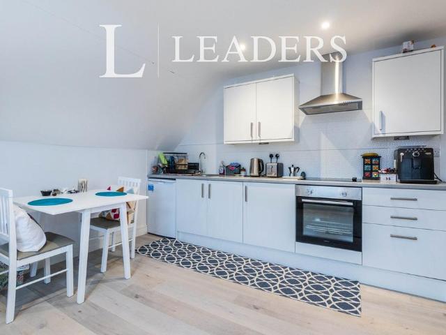 Hersham Road, Walton on Thames. 1 bed flat to rent £1,215 pcm £280 pw