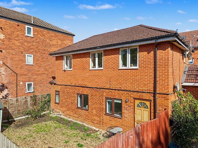 Hersham Road, Walton On Thames KT12, 1 bed flat to rent, £1,400 pcm | PrimeLocation