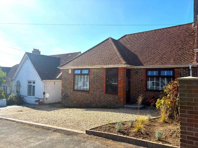 Heston Avenue, Brighton, BN1 2 bed bungalow to rent £1,700 pcm £392 pw