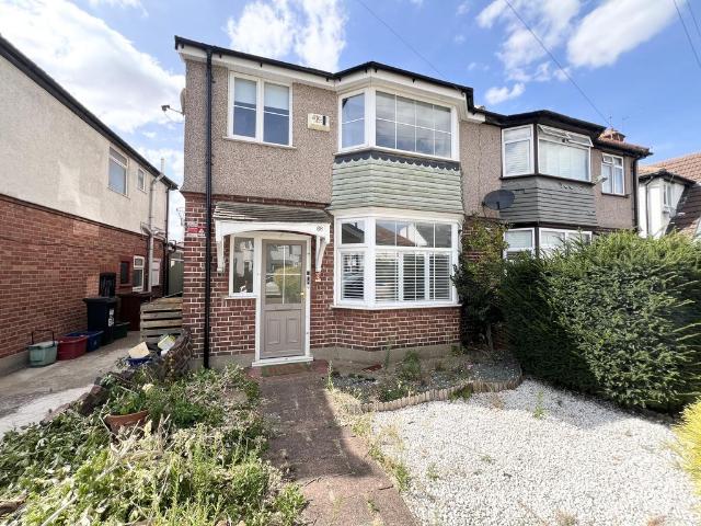 Heston Avenue, HOUNSLOW TW5 4 bed semi detached house to rent £3,000 pcm £692 pw