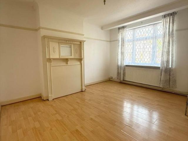 Heston Avenue, Hounslow 3 bed semi detached house to rent £2,250 pcm £519 pw