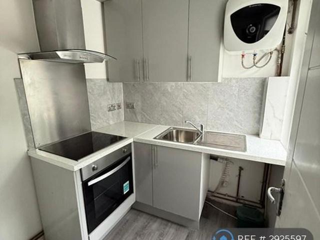 Heston Road, Hounslow, TW5 2 bed flat to rent £1,575 pcm £363 pw