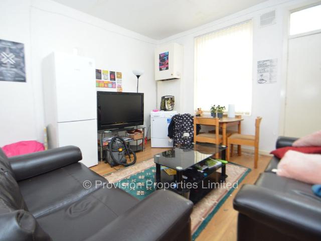Hessle View, Hyde Park, Leeds LS6, 5 bed terraced house to rent, £2,817 pcm | PrimeLocation