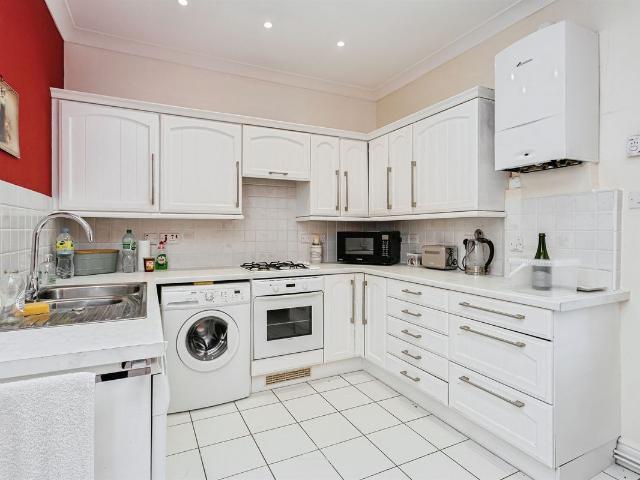 Hett Close, Haywards Heath RH17, 2 bed property to rent, £1,500 pcm | PrimeLocation