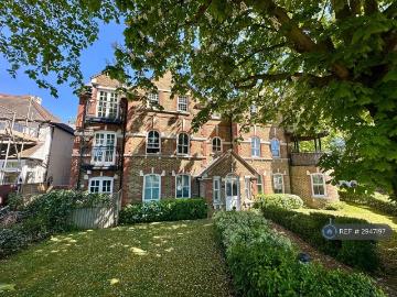 Hetton House, Loughton, IG10 2 bed flat to rent £1,750 pcm £404 pw
