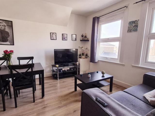 Hetley Road, Shepherds Bush, London 2 bed apartment to rent £2,448 pcm £565 pw
