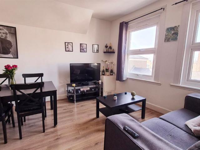 Hetley Road, Shepherds Bush, London W12, 2 bed flat to rent, £2,448 pcm | PrimeLocation