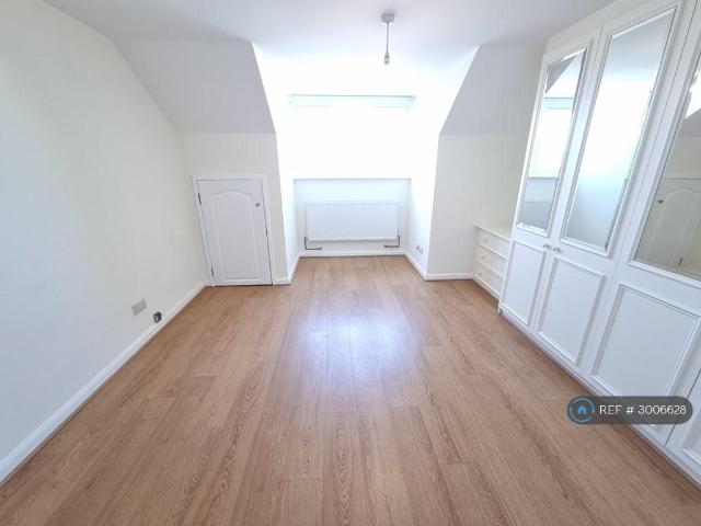 Heton Gardens, London, NW4 3 bed semi detached house to rent £2,850 pcm £658 pw