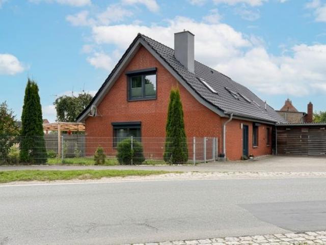 Heute investieren. Morgen profitieren. Vollsaniertes Zweifamilienhaus mit zwei vermieteten Wohneinheiten