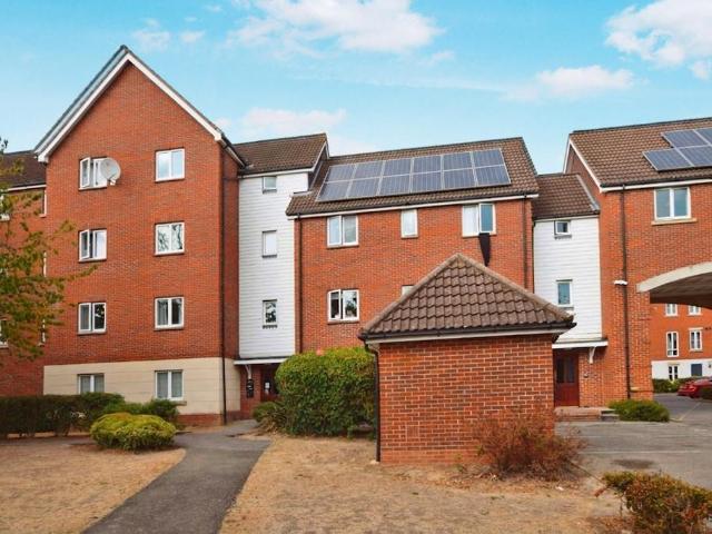 Hevingham Drive, Chadwell Heath, RM6 2 bed flat to rent £1,550 pcm £358 pw