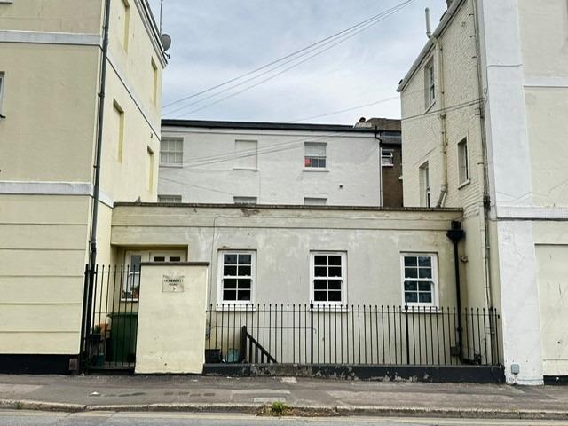 Hewlett Road, Cheltenham. 1 bed apartment to rent £825 pcm £190 pw