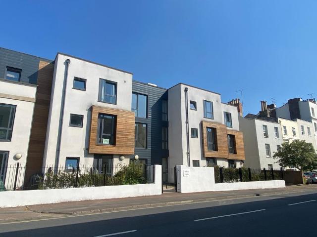 Hewlett Road, Cheltenham GL52 2 bed flat to rent £1,195 pcm £276 pw