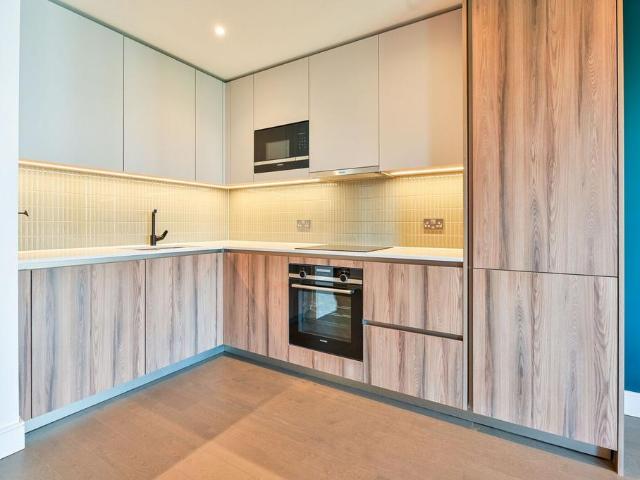 Hewson Way, Elephant and Castle. 1 bed flat to rent £5,000 pcm £1,154 pw