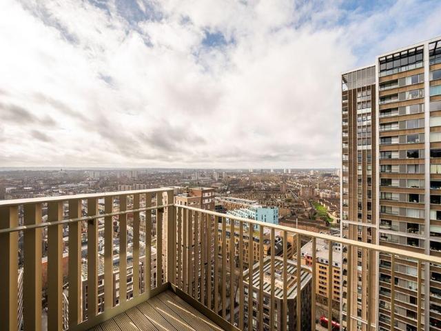 Hewson Way, Elephant and Castle. 2 bed flat to rent £4,200 pcm £969 pw