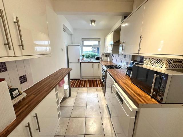 Heywood Old Road, Manchester M24 3 bed semi detached house to rent £1,750 pcm £404 pw