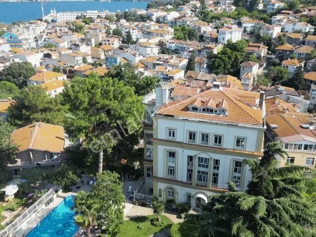 Heybeliada Satılık Büyük Bahçeli Ve Havuzlu 4+1 Emsalsiz Daire