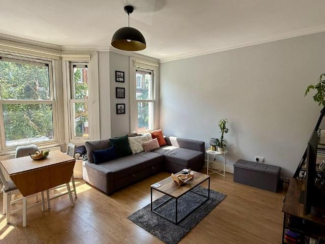 Heyford Avenue, London, SW8 1 bed apartment to rent £2,150 pcm £496 pw