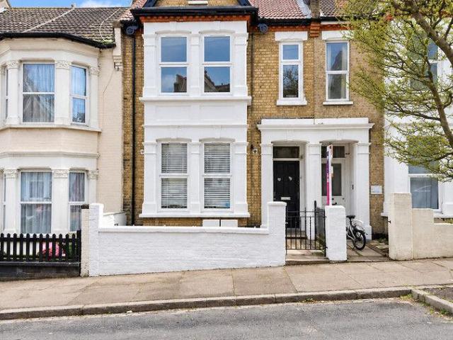 Heygate Avenue, Southend on sea, SS1 3 bed flat to rent £1,350 pcm £312 pw