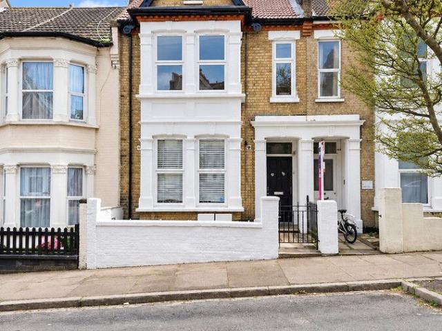 Heygate Avenue, Southend On Sea SS1, 3 bed flat to rent, £1,350 pcm | PrimeLocation
