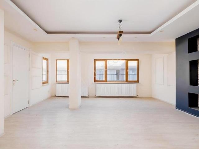 Heyкel Setbaşı Yakını | 143 M² Net | 32 M² Salon | Çift Teras