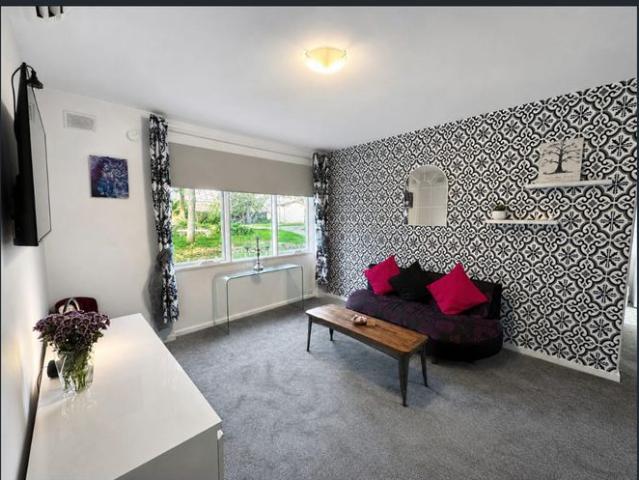 Hi, I’m cosy, stylish and perfectly positioned in Hawthorn