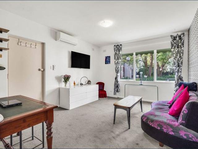 Hi, I’m cosy, stylish and perfectly positioned in Hawthorn