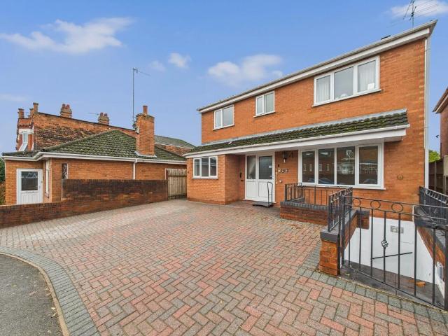 Himbleton Road, Worcester. 2 bed apartment to rent £1,050 pcm £242 pw