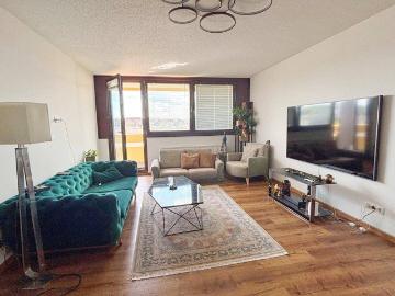 Einziehen & Wohlfühlen: Sanierte 3 Zimmer Wohnung mit sonniger Loggia, Lift & Fernblick