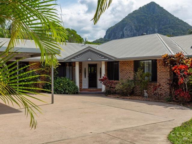 Hinterland Magic: Dual Living, Stunning Mountain Vista, Lush Gardens