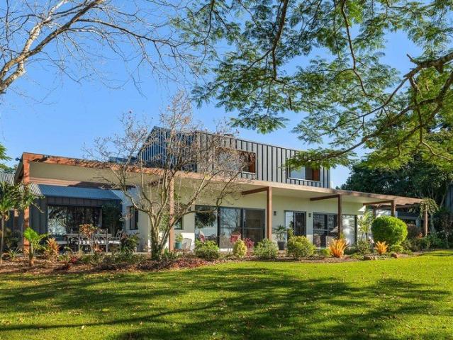 Hinterland Estate with Pool, Tennis Court & Resort Style Living