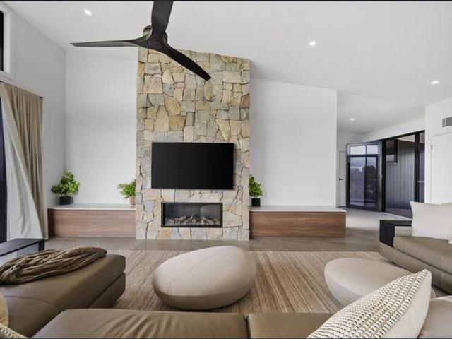 Hinterland Family Luxury with Panoramic Coastline Views