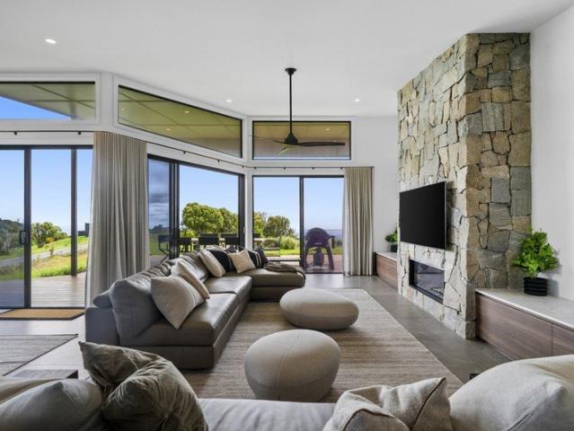 Hinterland Family Luxury with Panoramic Coastline Views