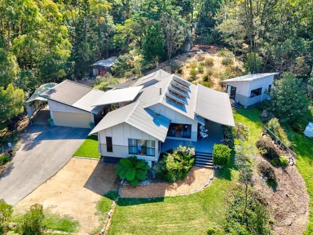 Hinterland Luxury With Spectacular Mountain Views on 2.1 Hectares
