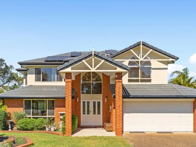 Hinterland Views, Acreage & an Entertainer's Dream