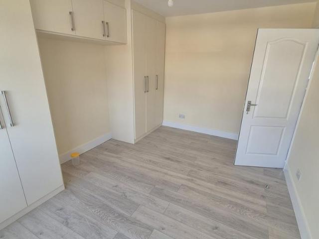 Hinton Avenue, Hounslow TW4 4 bed detached house to rent £3,200 pcm £738 pw