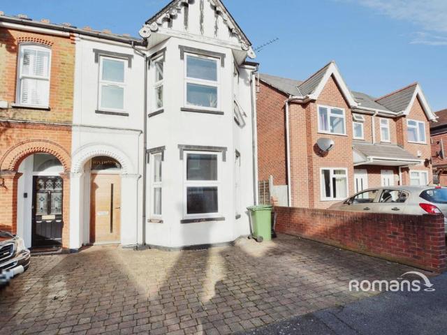 Hinton Road, Uxbridge, UB8 1 bed in a house share to rent £900 pcm £208 pw