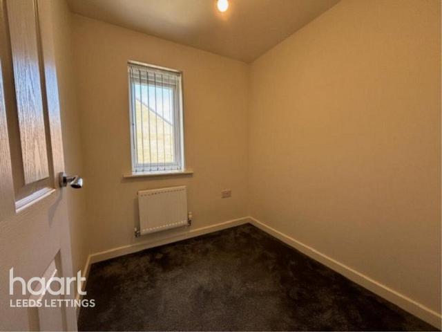Hindscarth Way, Leeds 3 bed semi detached house to rent £1,250 pcm £288 pw