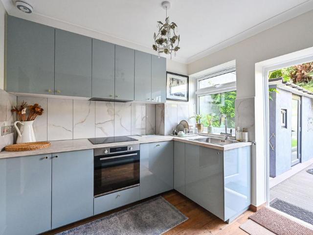 Hickin Street, Canary Wharf, London, E14 3 bed terraced house to rent £3,800 pcm £877 pw