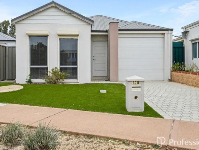 Hidden Backyard Gem with Town Convenience