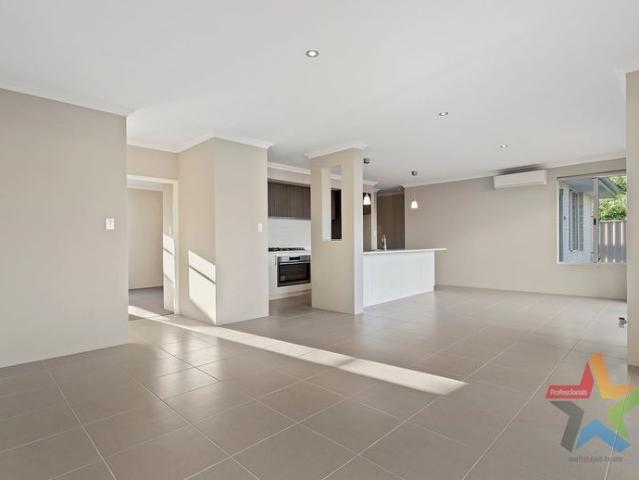 HIDDEN GEM SPACIOUS REAR VILLA, A STONES THROW FROM THE BEAUTIFUL SWAN RIVER!