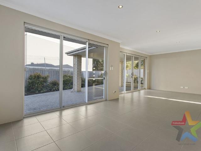 HIDDEN GEM SPACIOUS REAR VILLA, A STONES THROW FROM THE BEAUTIFUL SWAN RIVER!