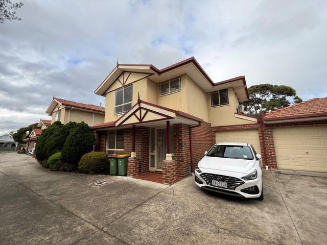 HIDDEN DELIGHT LOW MAINTENANCE EXCEPTIONAL LOCATION!